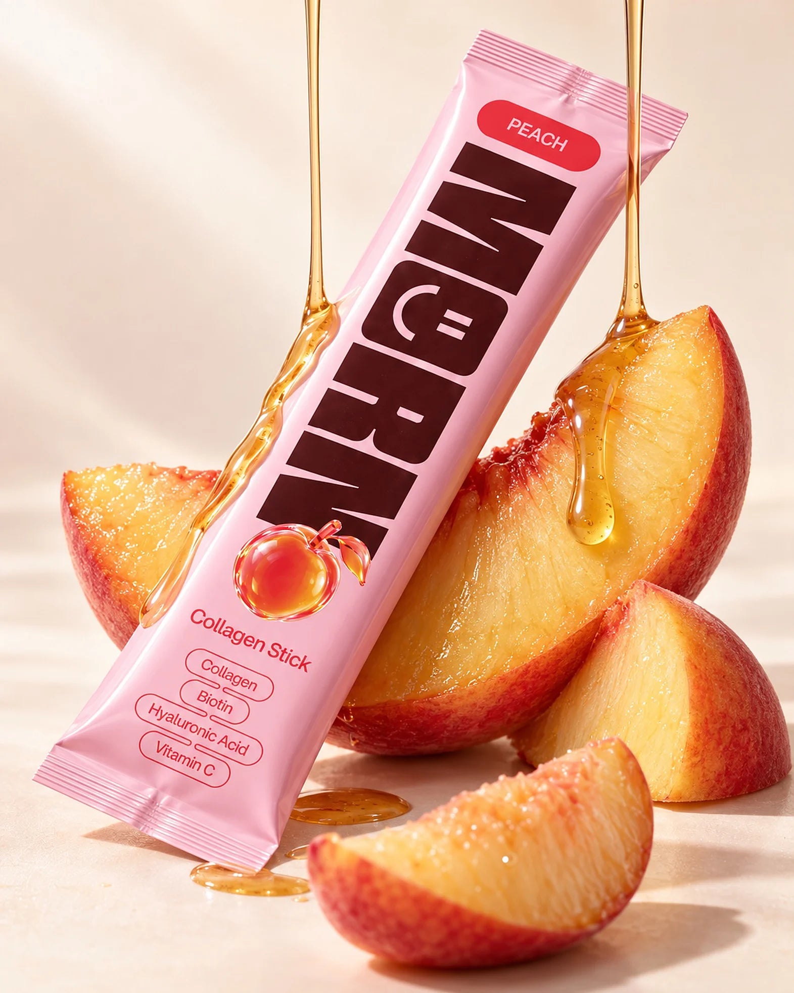 MORN Collagen Stick in Peach mit Gel über Pfirsichschnitzen